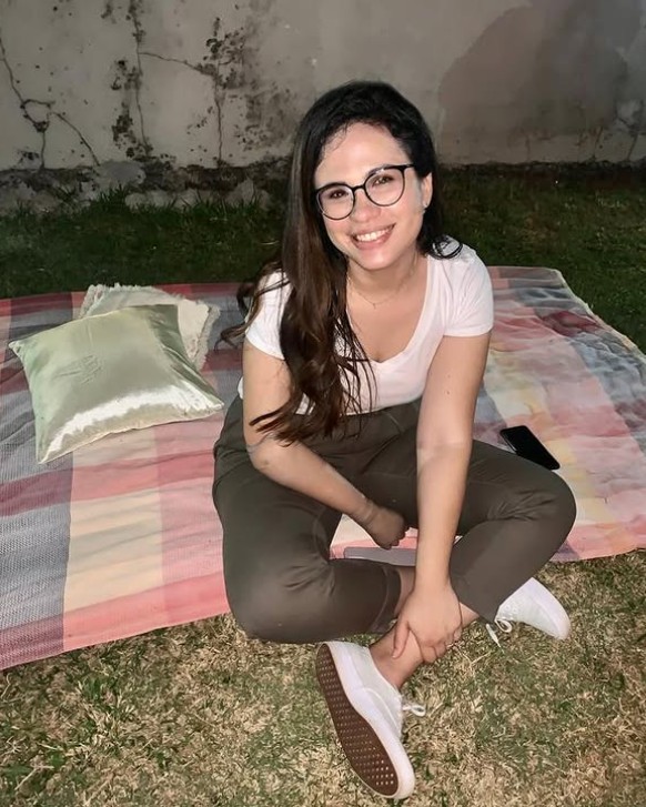 Pâmela sorrindo em um piquenique