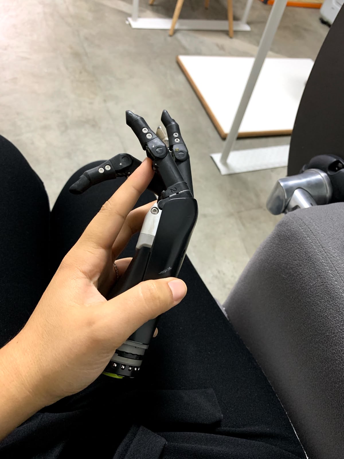 Mão da Pâmela segurando sua prótese mioelétrica
