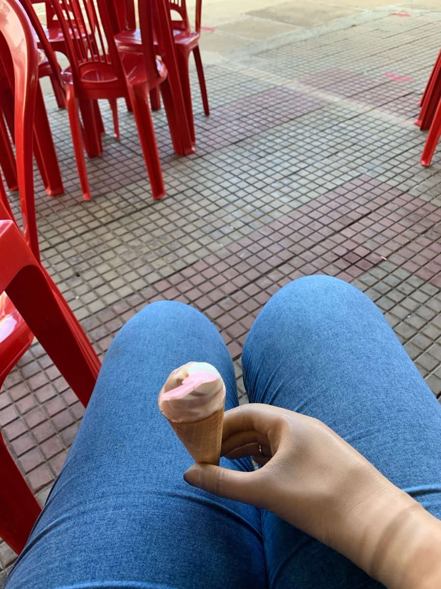Prótese de membro superior de Pâmela segurando um sorvete de casquinha, em uso no dia a dia