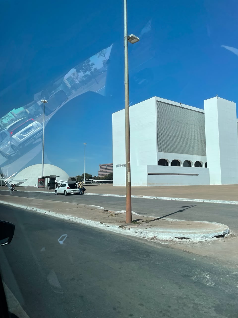 Biblioteca Nacional de Brasília vista do carro, com o céu azul da cidade